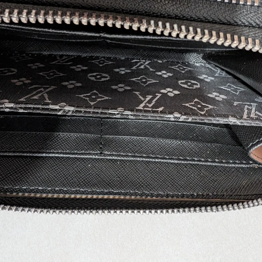 Louis Vuitton Damier Graphite Wallet with Silver Accents - Picture 4 of 12